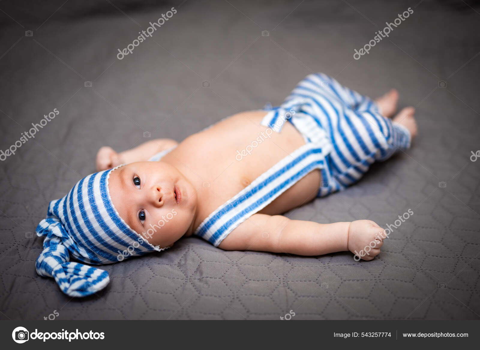 Niño Recién Nacido Con Ropa Azul Claro Bebé Acuesta Estómago