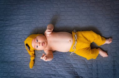 Yeni doğmuş sevimli erkek bebek kameraya bakıyor. Küçük bir bebeğin portresi