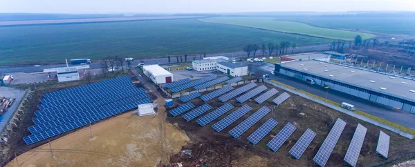 Auf Dem Dach Der Lagerhalle Wurden Zahlreiche Solarkraftwerke Installiert Dorf — Stockfoto