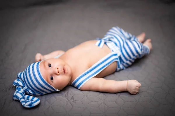 Menino Recém Nascido Roupas Azuis Claras Bebê Está Seu Estômago — Fotografia de Stock
