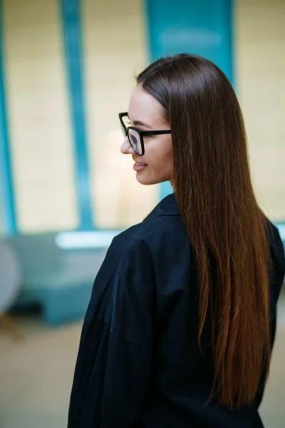 Bonita Mujer Con Gafas Hermosa Hembra Camisa Oscura Levanta Con —  Fotos de Stock