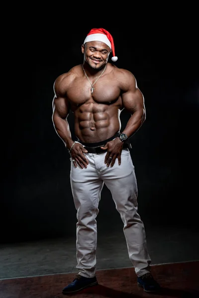 Afroamerikanischer Athletischer Mann Mit Weihnachtsmütze Steht Mit Der Hand Der — Stockfoto