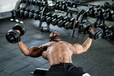 Sportif göğüslü çekici bir atletik model. Kaslı seksi üstsüz vücut geliştirici..