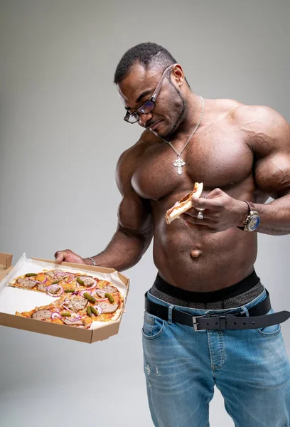 Shirtloser Muskulöser Mann Der Mit Pizza Posiert Sexy Torso Kurier — Stockfoto