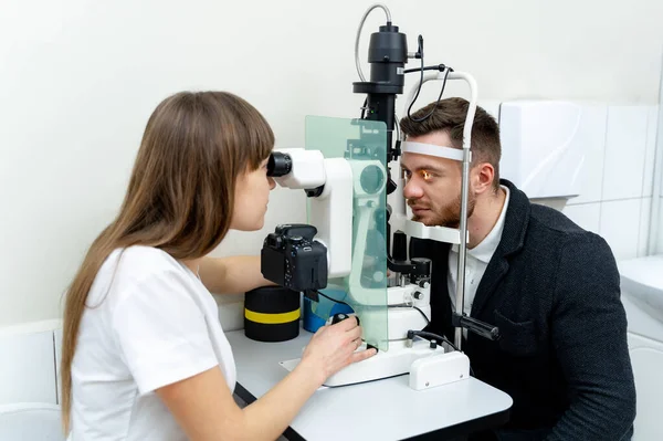 Проверка Зрения Специалиста Оптика Молодой Оптометрист Осматривает Глаза Пациентов — стоковое фото