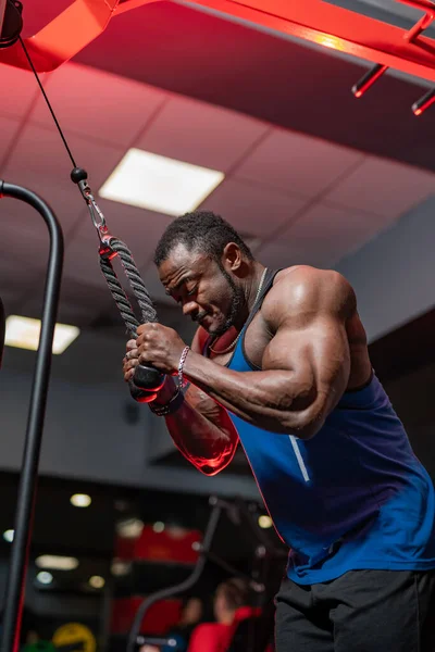 Sportman Traint Zijn Spieren Knappe Man Met Mooie Spieren Hard — Stockfoto
