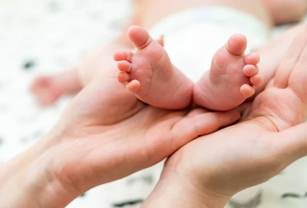 Nogi Dziecka Ramieniu Matki Nowonarodzone Stopy Dziecka — Zdjęcie stockowe