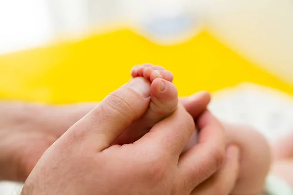 Ręce Matki Trzymającej Stopy Noworodka Miłością Małe Zmarszczki Zmarszczki Delikatnych — Zdjęcie stockowe