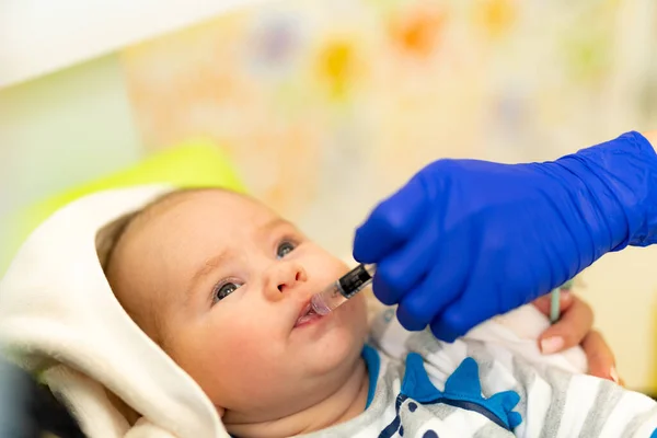 Pediatra Sta Dando Qualcosa Bambino Clinica Diagnosi Del Bambino Infermiera — Foto Stock