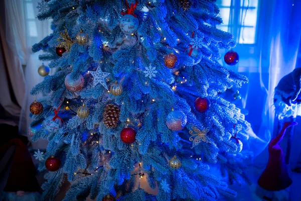 Θέα Όμορφο Χριστουγεννιάτικο Δέντρο Φώτα Και Τις Κορδέλες Καταπληκτικό Έλατο — Φωτογραφία Αρχείου
