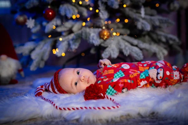 Lindo Niño Con Ropa Navidad Bebé Tumbado Suelo Árbol Piel — Foto de Stock