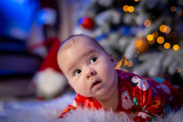 Niño Lindo Traje Año Nuevo Encuentra Suelo Árbol Piel Decorativo — Foto de Stock