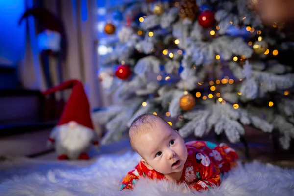 Vista Completa Linda Niña Traje Año Nuevo Encuentra Suelo Árbol — Foto de Stock