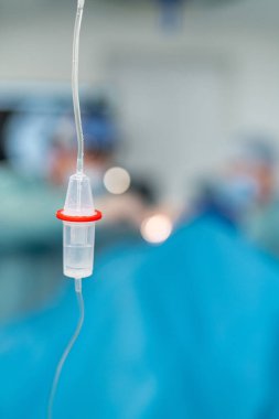 Kliniğin arka planında ilaç olan bir damlatıcı. Seçici odak.