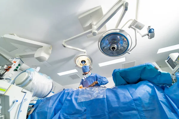 Operationssaal Krankenhaus Mit Robotertechnischer Ausrüstung Maschinenarm Neurochirurg Nahaufnahme Der Neurochirurgischen — Stockfoto