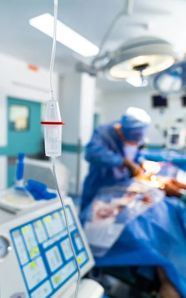 Neurokirurg Opererar Med Medicinsk Robotkirurgi Maskin Dropper Vid Första Planet — Stockfoto