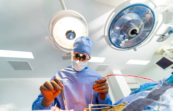 神经外科医生戴着特殊的外科眼镜进行手术 手术室里的医生要小心 — 图库照片