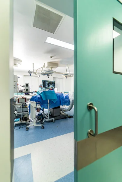 Widok Drzwi Grupę Neurochirurgów Sali Operacyjnej Sprzętem Chirurgicznym Lekarze Korzystający — Zdjęcie stockowe