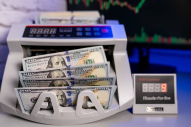 Otomatik sistemi de sayarsak dolar banknotları. Para birimi hesaplama makinesi.