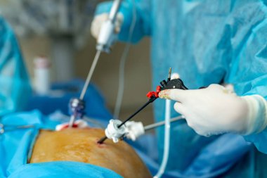 Ameliyat sürecine yakından bak. Profesyonel sağlık cerrahi tedavisi.