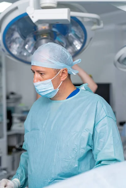 마스크와 유니폼을 외과의의 초상화 응급실에서 일하는 전문가 — 스톡 사진