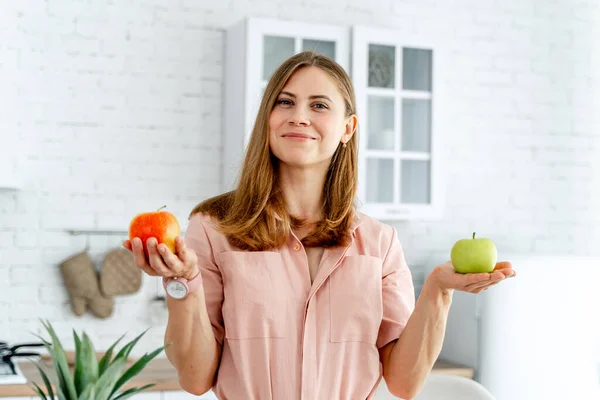 Glada Vacker Kvinna Tittar Kameran Med Äpple Lekfull Söt Dam — Stockfoto