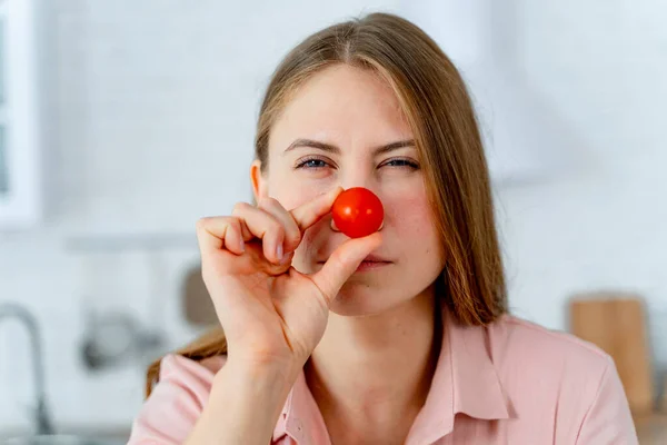 Speelse Mooie Vrouw Poserend Met Tomaten Vegeterian Voedsel Emotie Portret — Stockfoto