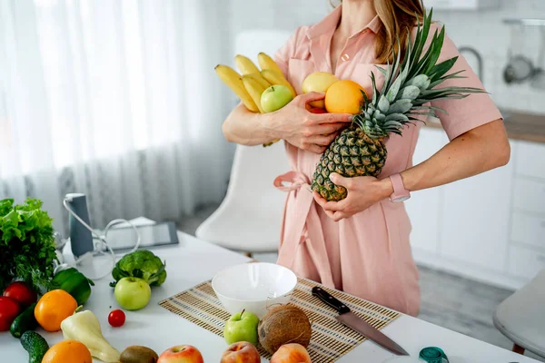 Grönsaker Och Frukt Kvinnans Händer Livsstilsvegetariskt Ekologiskt Mjöl — Stockfoto