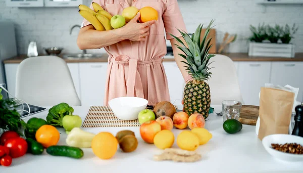 Livsstilsvegetarisk Ekologisk Mat Grönsaker Och Frukt Kvinnans Händer — Stockfoto
