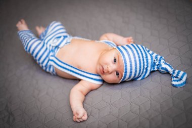 Şapkalı iki aylık bebek. Modaya uygun yeni doğmuş bir erkek bebek.