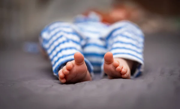 Die Füße Des Neugeborenen Schlafen Aus Nächster Nähe Archivbild — Stockfoto