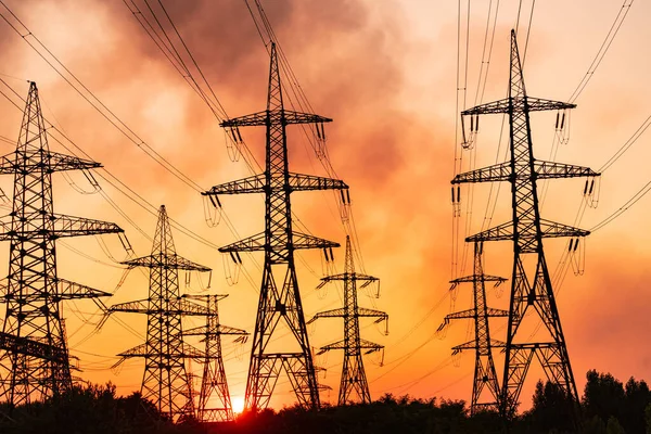 Sunset Silueta Torres Eléctricas Alto Voltaje Líneas Transmisión Fondo Las — Foto de Stock