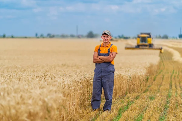 Genç Çekici Çiftçi Buğday Tarlasında Duruyor Arka Plandaki Buğday Tarlasında — Stok fotoğraf