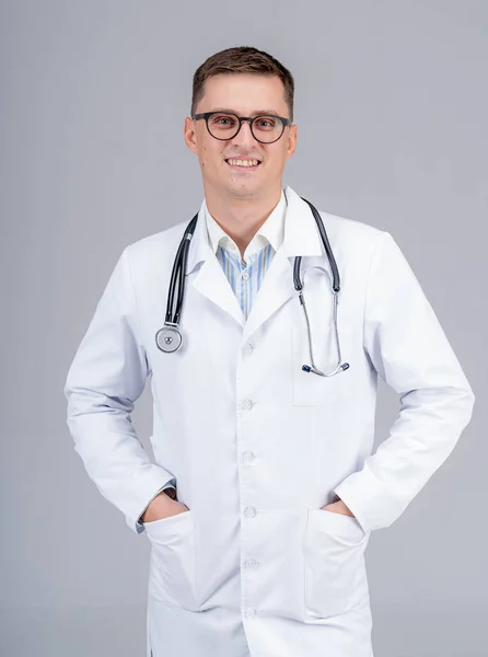 Utövare Lägger Händerna Fickor Sjukvårdande Glas Med Fonendoskop Ljus Bakgrund — Stockfoto