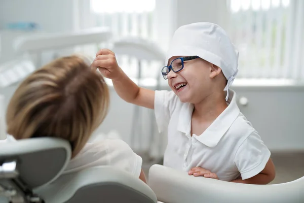 Piccolo Dentista Medico Ragazzo Sorridente Che Gioca Con Attrezzature Dentistiche — Foto Stock