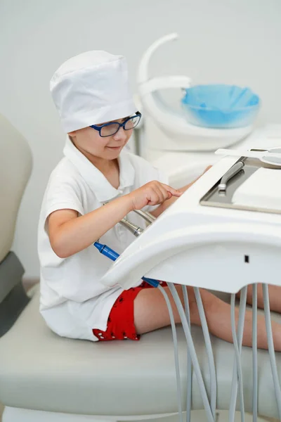 Bambino Indossare Uniforme Medica Giocare Felice Divertente Bambino Ragazzo Indossare — Foto Stock