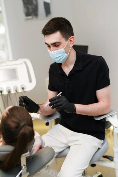 人类牙医的牙齿保健 带病人戴口罩的年轻牙科专家 — 图库照片