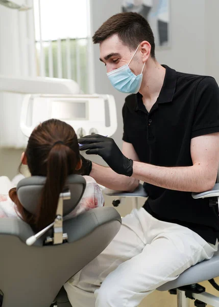 Junge Zahnärztin Maske Mit Patient Mann Zahnarzt Zähne Gesundheit — Stockfoto