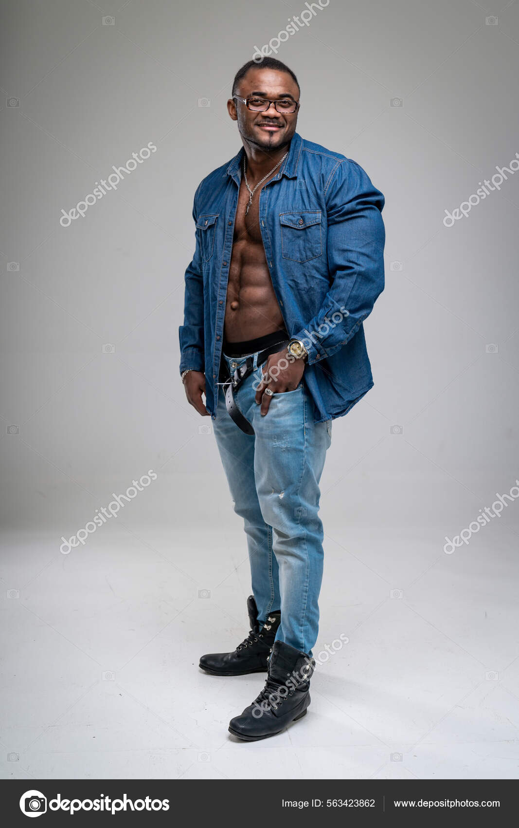 Mode Musculaire Male Posant Pour Camera Beau Modele Homme Fort Photo de stock par wedmov 563423862