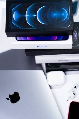 Yeni modern farklı aletler. Akıllı elektronik dijital ekipman.