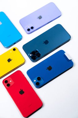 Masada lüks elma akıllı telefonu var. Yeni model iPhone yakın görünüm.