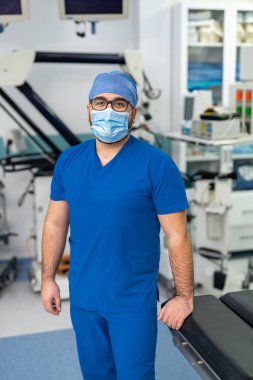 Kendine güvenen bir tıp uzmanı. Üniformalı profesyonel cerrah..