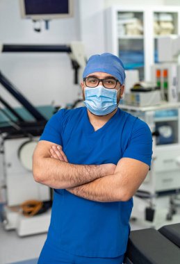 Yakışıklı, profesyonel bir tıp işçisinin portresi. Üniformalı ve maskeli doktor.