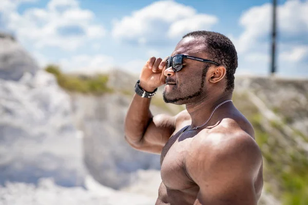 戴着太阳镜的强壮肌肉男子的画像 健美运动员和运动员的生活方式 — 图库照片