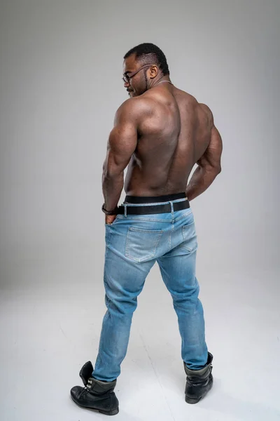 Junge Bodybuilderin Mit Athletischem Oberkörper Muskelstarker Mann Posiert Studio — Stockfoto
