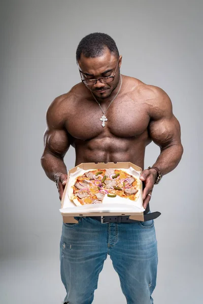 Schöner Kräftiger Mann Mit Muskulösem Oberkörper Und Pizza Hungriger Nackter — Stockfoto