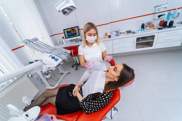 Zahnärztin Mit Patientin Stomatologie Besuchen Zahnbehandlung — Stockfoto