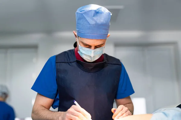 Profesjonalny Chirurg Mundurze Masce Asystent Medyczny — Zdjęcie stockowe