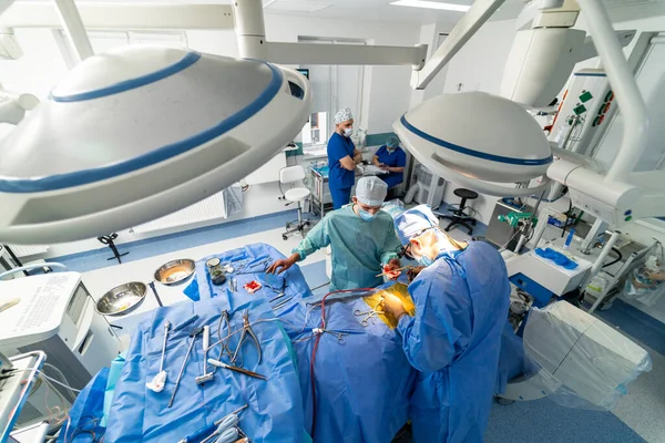 Cirujanos Con Máscaras Operando Sala Emergencias Tratamiento Quirúrgico Salud — Foto de Stock