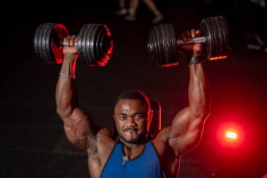 Yakışıklı erkek sporcuların spor salonunda sıkı çalışma. Spor salonunda güçlü kaslı adam eğitimi..